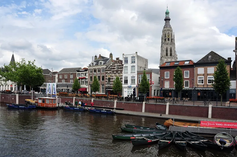 Haven van Breda met de Grote Kerk